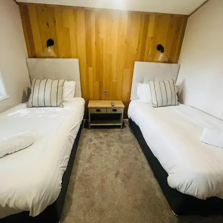 Treetops With Hot Tub Otel 3*