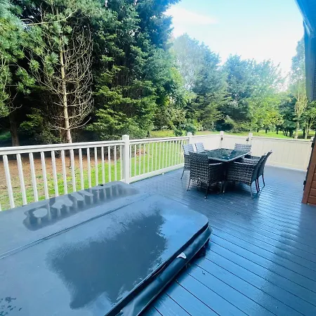 Treetops With Hot Tub Otel 3*