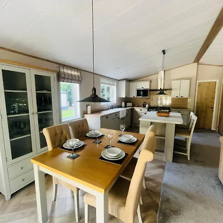 Treetops With Hot Tub 3* York
