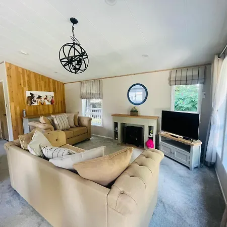 Treetops With Hot Tub 3* York